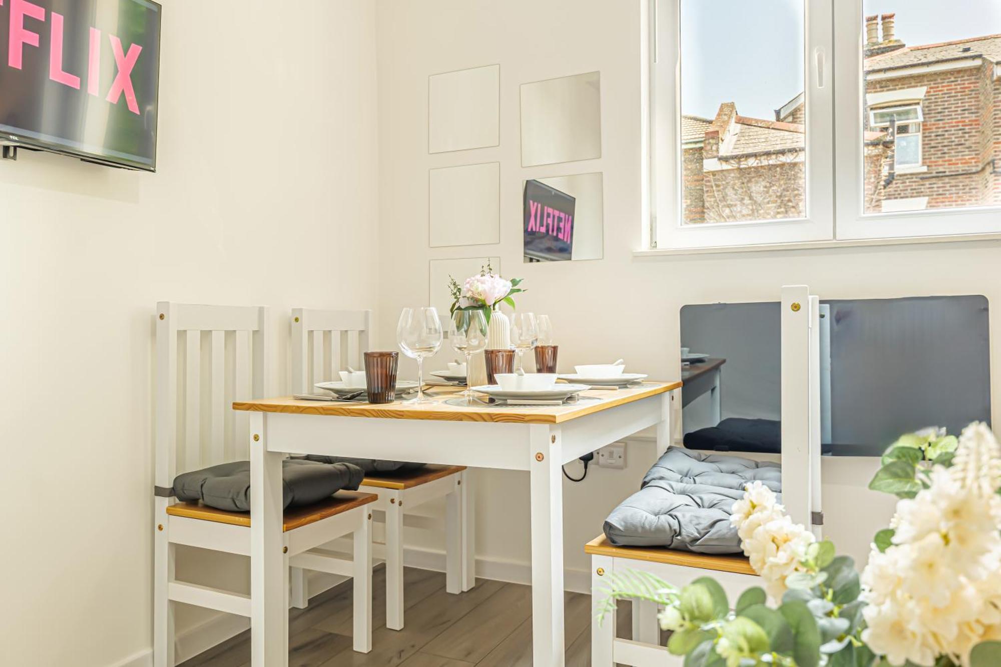 Large One Bedroom Southsea Sleeps 3 - Free Parking * Portsmouth