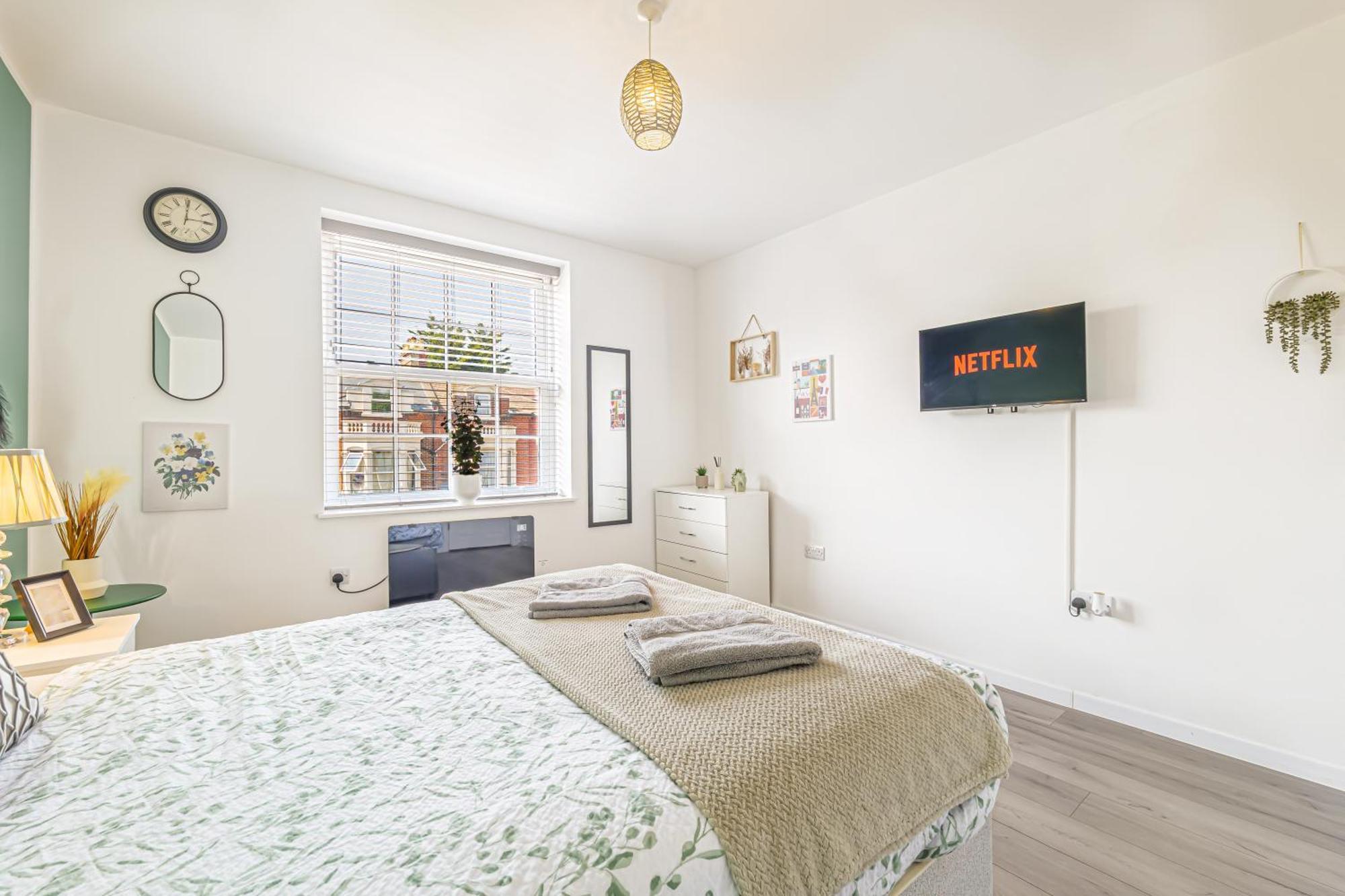 Large One Bedroom Southsea Sleeps 3 - Free Parking Apartment