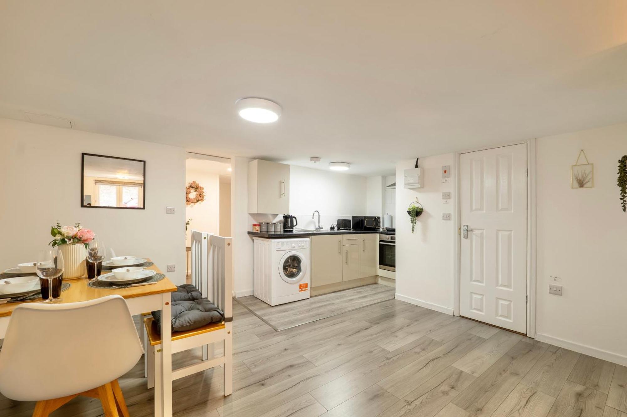Large One Bedroom Southsea Sleeps 3 - Free Parking Apartment Portsmouth