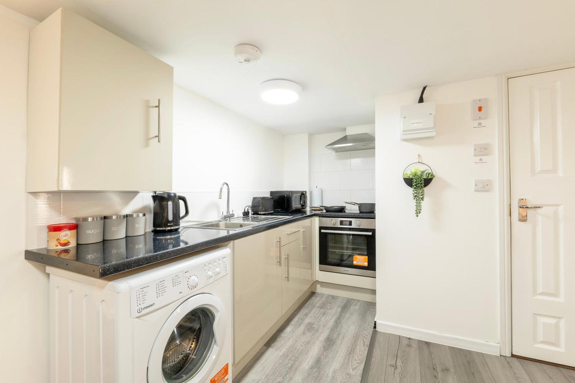 Large One Bedroom Southsea Sleeps 3 - Free Parking Apartment