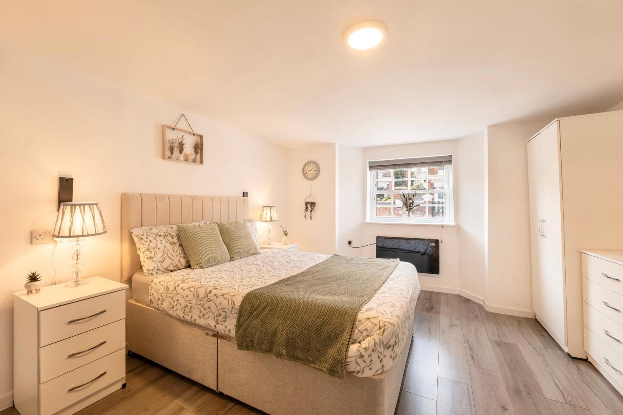 Large One Bedroom Southsea Sleeps 3 - Free Parking Apartment *