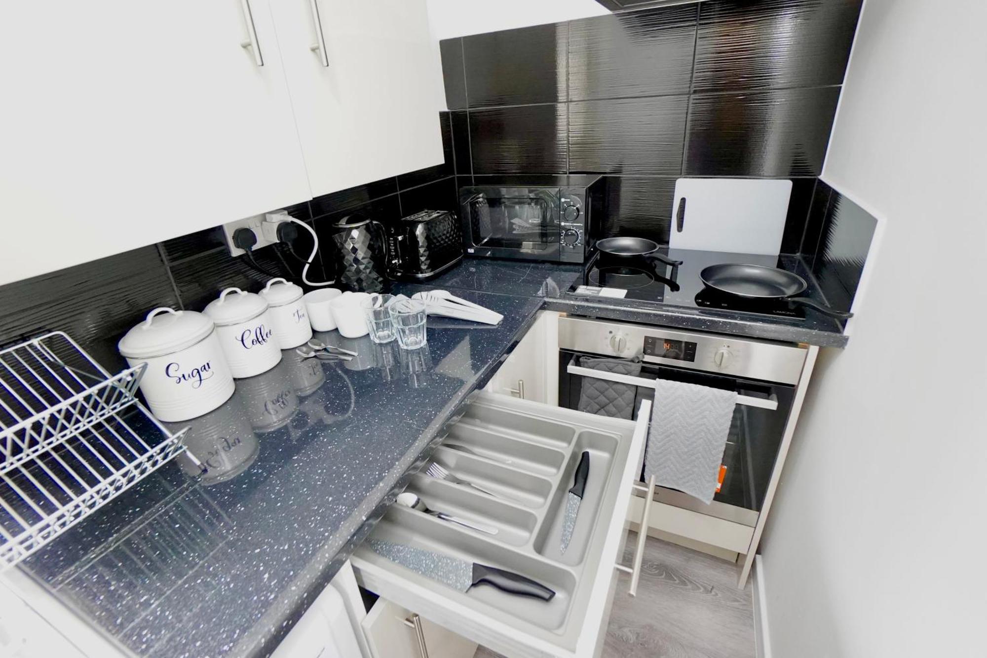 Apartment Large One Bedroom Southsea Sleeps 3 - Free Parking *