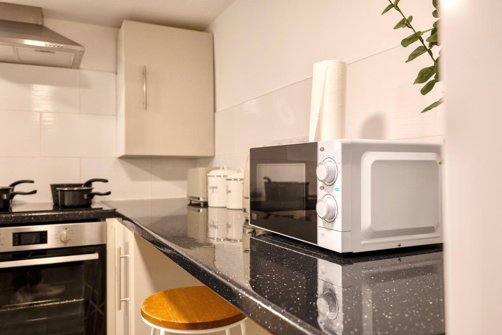 Large One Bedroom Southsea Sleeps 3 - Free Parking Apartment *