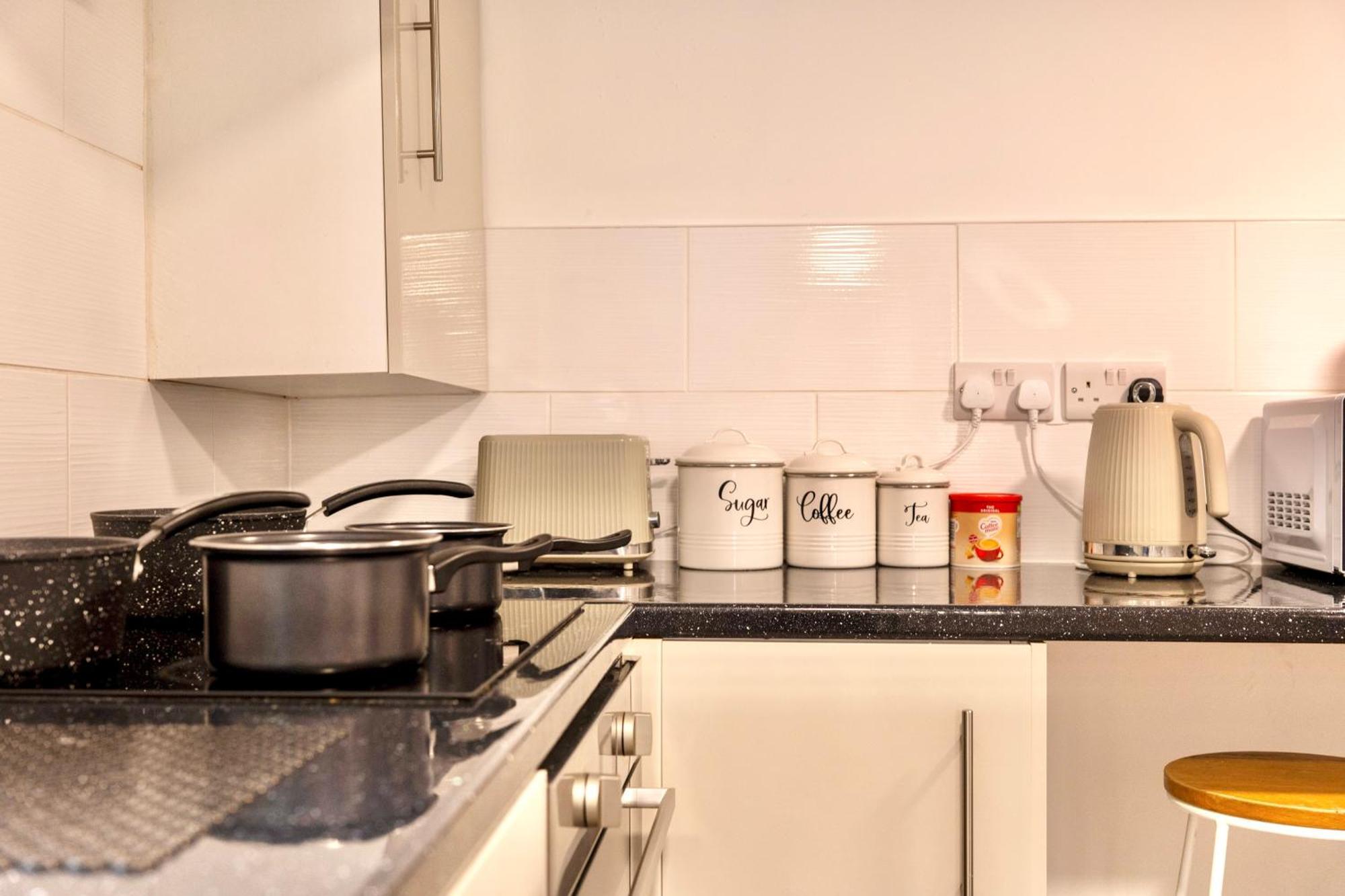 Large One Bedroom Southsea Sleeps 3 - Free Parking Apartment *