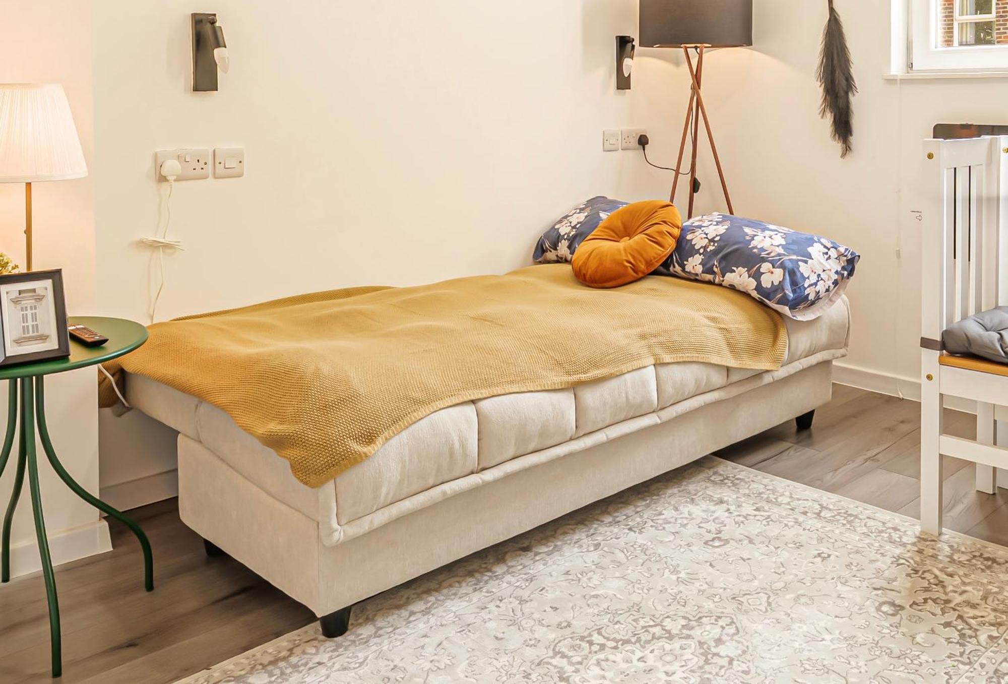 Apartment Large One Bedroom Southsea Sleeps 3 - Free Parking