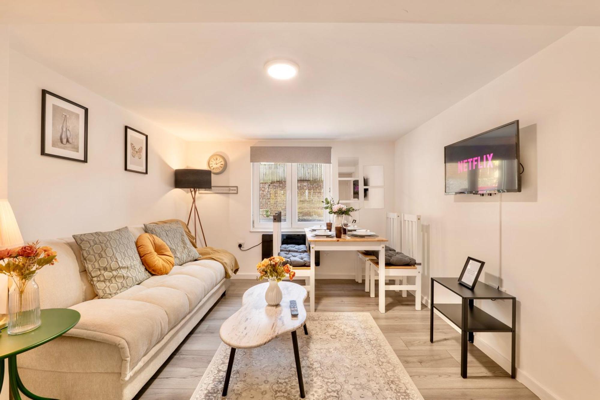 Apartment Large One Bedroom Southsea Sleeps 3 - Free Parking *