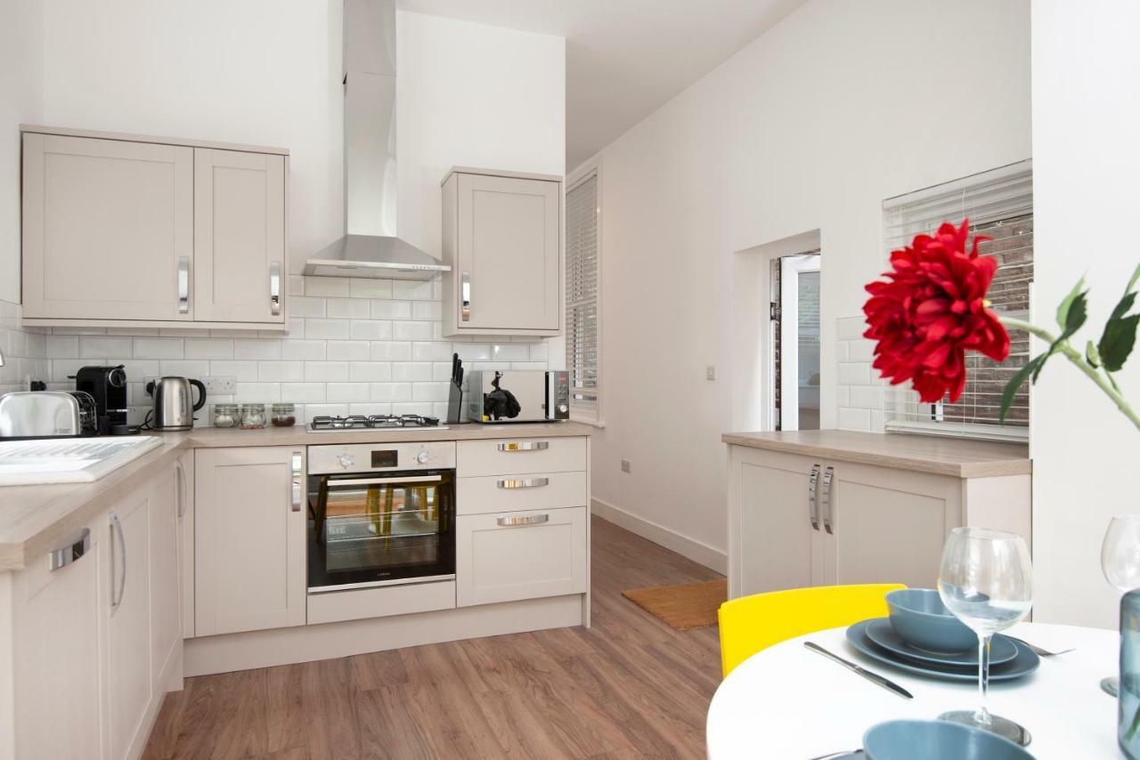 Flat B - Ground Floor, 2 Bedroom, 2 Bathroom With Garden In Southsea, Apartment Portsmouth