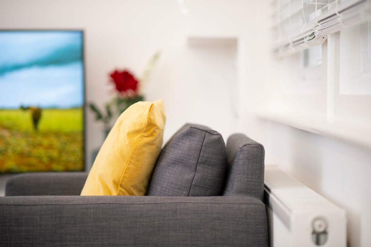 Flat B - Ground Floor, 2 Bedroom, 2 Bathroom With Garden In Southsea, Apartment