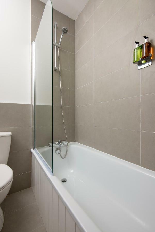 Apartment Flat B - Ground Floor, 2 Bedroom, 2 Bathroom With Garden In Southsea,