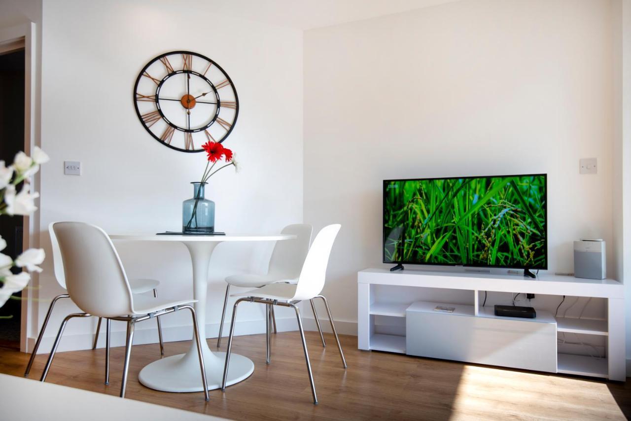 Elm View - 2 Bedroom 2 Bathroom With Parking In Southsea,