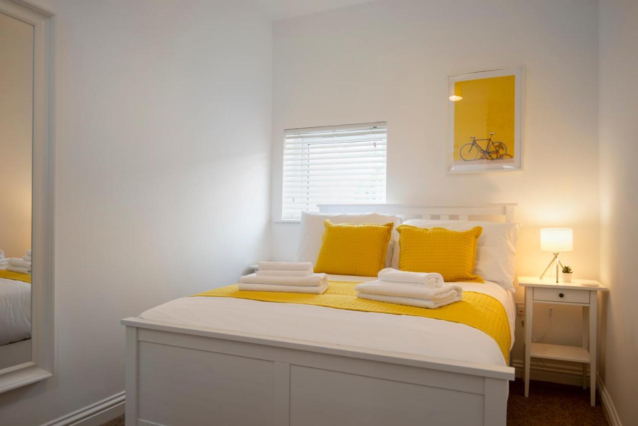 Francis Hollow - Modern 2 Double Bedroom Garden In Southsea, Apartment *