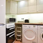 Pass The Keys Superb Location 1Bedroom Apt Sleeps 4 With Free Parking