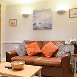 Pass The Keys Superb Location 1Bedroom Apt Sleeps 4 With Free Parking