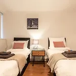 Best Price!! - Contractor Heaven! 4 Singles Beds Or 2 King Size, Southsea Apartment- Free Parking, Smart Tvs