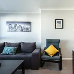 Best Price! - 1 Min To The Shops, Bars, Pubs & Restaurants! Perfect Location - Free Parking - Free Wifi - Smart Tv - Comfy Beds - 4 Single Beds Or 2 Doubles