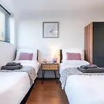 Best Price!! - Contractor Heaven! 4 Singles Beds Or 2 King Size, Southsea Apartment- Free Parking, Smart Tvs