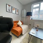 The Fratton Apartment With Parking