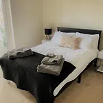 The Fratton Apartment With Parking
