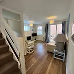 Penny Cottage By The Beach