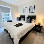 Modern Spacious 2 Bed Apartment, Close To Gunwharf Quays & Historic Dockyard - Balcony, Smart Tv, Free Parking, Wifi, Double Or Single Beds