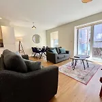 Modern Spacious 2 Bed Apartment, Close To Gunwharf Quays & Historic Dockyard - Balcony, Smart Tv, Free Parking, Wifi, Double Or Single Beds