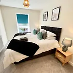 Modern Spacious 2 Bed Apartment, Close To Gunwharf Quays & Historic Dockyard - Balcony, Smart Tv, Free Parking, Wifi, Double Or Single Beds