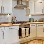 Spacious Apartment In Portsmouth With Parking