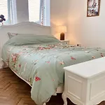 Spacious Apartment In Portsmouth With Parking