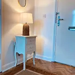 Spacious Apartment In Portsmouth With Parking