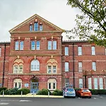 Spacious Apartment In Portsmouth With Parking