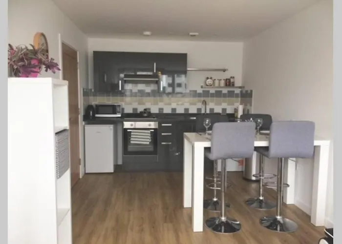 Spacious Apartment By Train Station