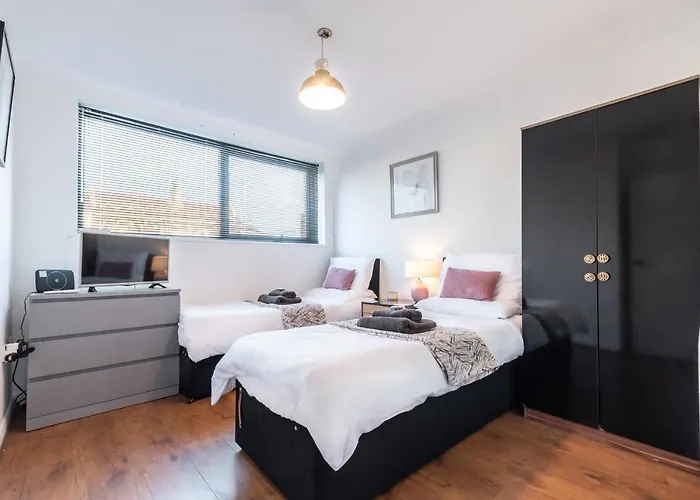 Best Price!! - Contractor Heaven! 4 Singles Beds Or 2 King Size, Southsea Apartment- Free Parking, Smart Tvs
