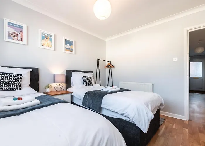 Best Price! - 1 Min To The Shops, Bars, Pubs & Restaurants! Perfect Location - Free Parking - Free Wifi - Smart Tv - Comfy Beds - 4 Single Beds Or 2 Doubles