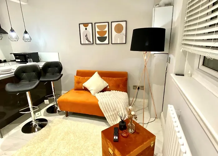 The Fratton Apartment With Parking