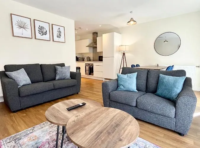 Modern Spacious 2 Bed Apartment, Close To Gunwharf Quays & Historic Dockyard - Balcony, Smart Tv, Free Parking, Wifi, Double Or Single Beds