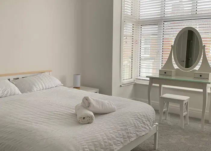 Iris Home In Southsea Free Street Parking And Pets Welcome