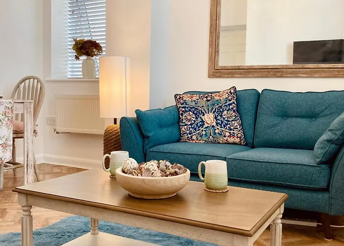 Spacious Apartment In Portsmouth With Parking