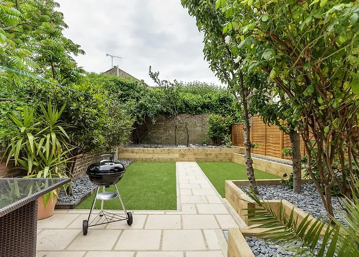 Stopover At Orchard Garden Apartment With Great Outdoor Space