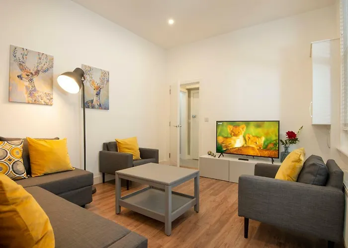 Flat B - Ground Floor, 2 Bedroom, 2 Bathroom Apartment With Garden In Central Southsea, Portsmouth