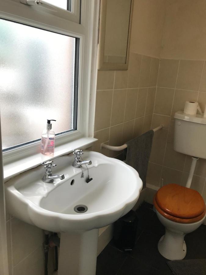 Fully Furnished And Well Equipped 3 Bedroom House * Portsmouth
