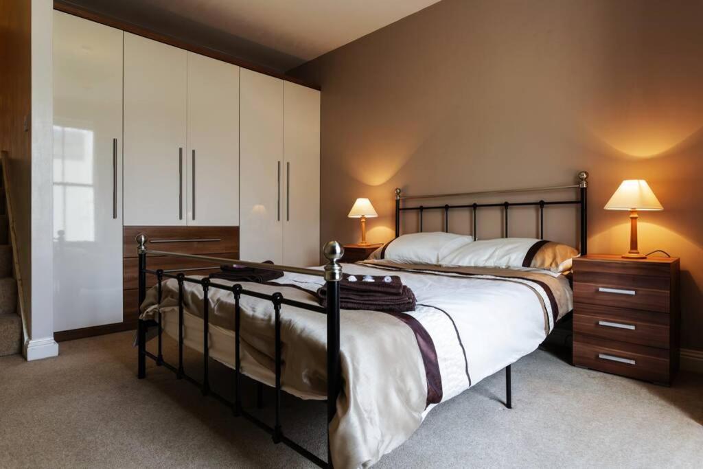 Spacious 3 Bedroom Beachfront With Amazing Sea Views! Portsmouth