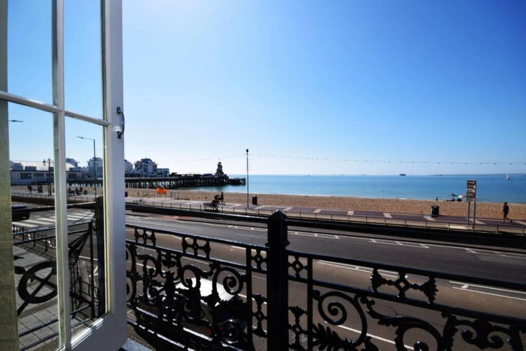 Spacious 3 Bedroom Beachfront With Amazing Sea Views! Apartment Portsmouth