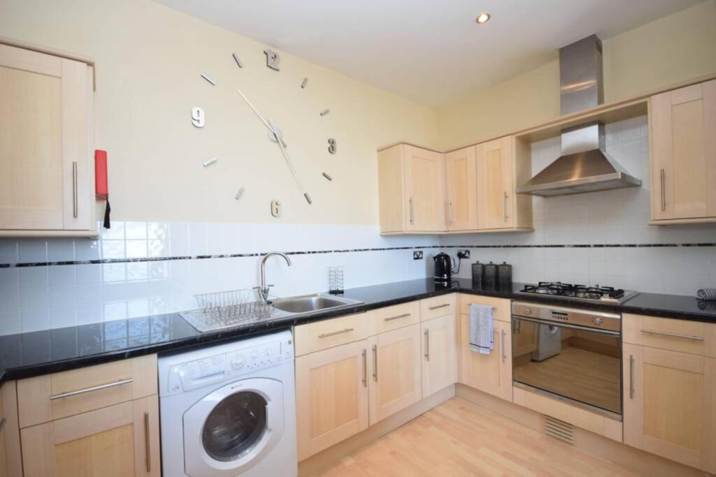 Spacious 3 Bedroom Beachfront With Amazing Sea Views! Apartment *