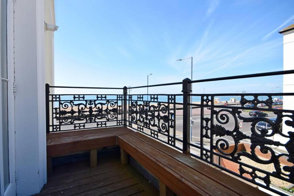 Apartment Spacious 3 Bedroom Beachfront With Amazing Sea Views! Portsmouth