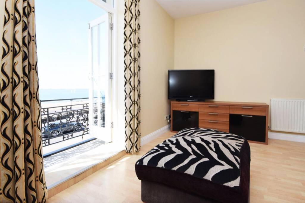 Apartment Spacious 3 Bedroom Beachfront With Amazing Sea Views! *