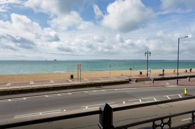 Apartment Spacious 3 Bedroom Beachfront With Amazing Sea Views! *