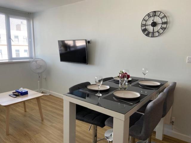 Spacious By Train Station Apartment