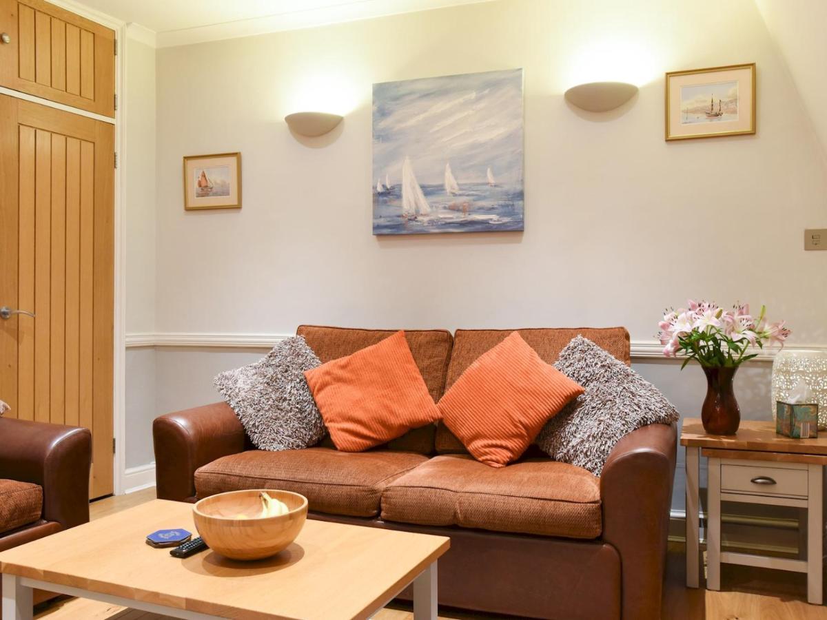 Apartment Pass The Keys Superb Location 1bedroom Apt Sleeps 4 With Free Parking *