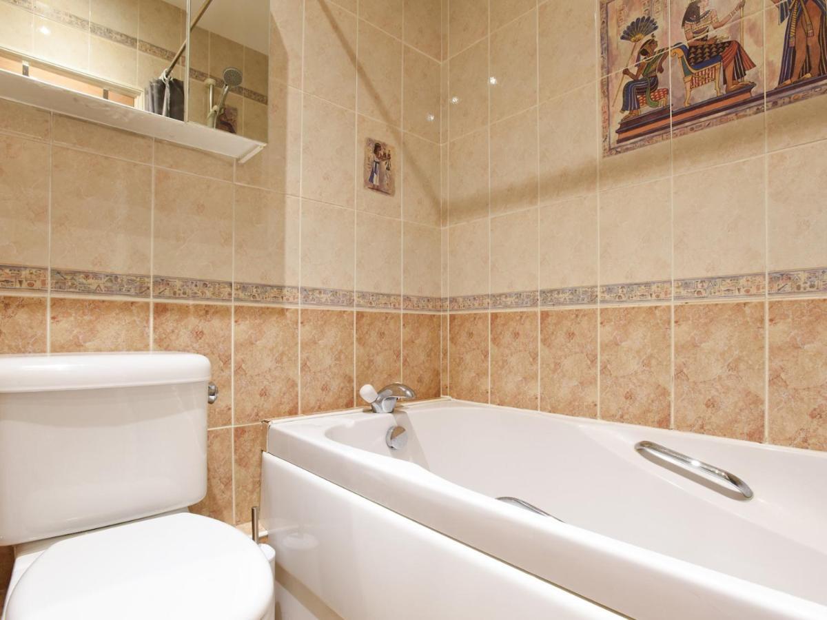 Pass The Keys Superb Location 1bedroom Apt Sleeps 4 With Free Parking *