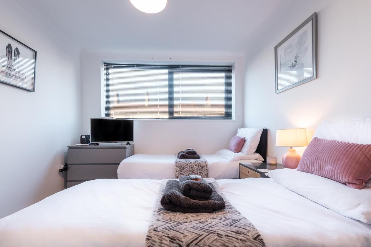 Southsea Contractor Haven: Flexible Beds & Smart Tvs *